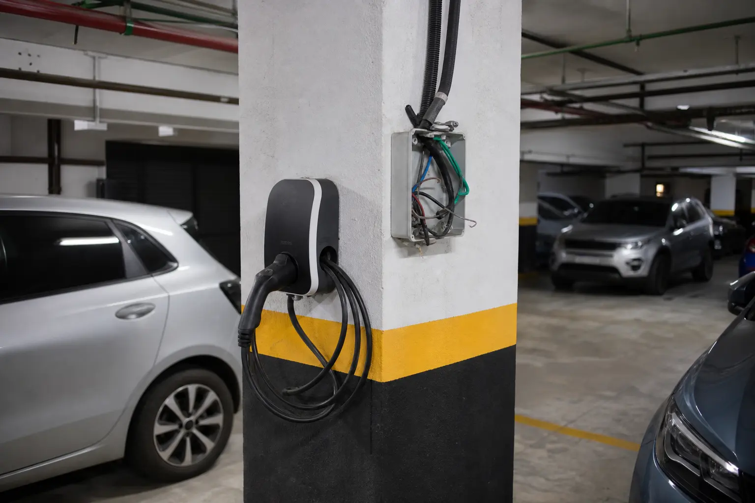 Carregador elétrico instalado na garagem sem planejamento da infraestrutura