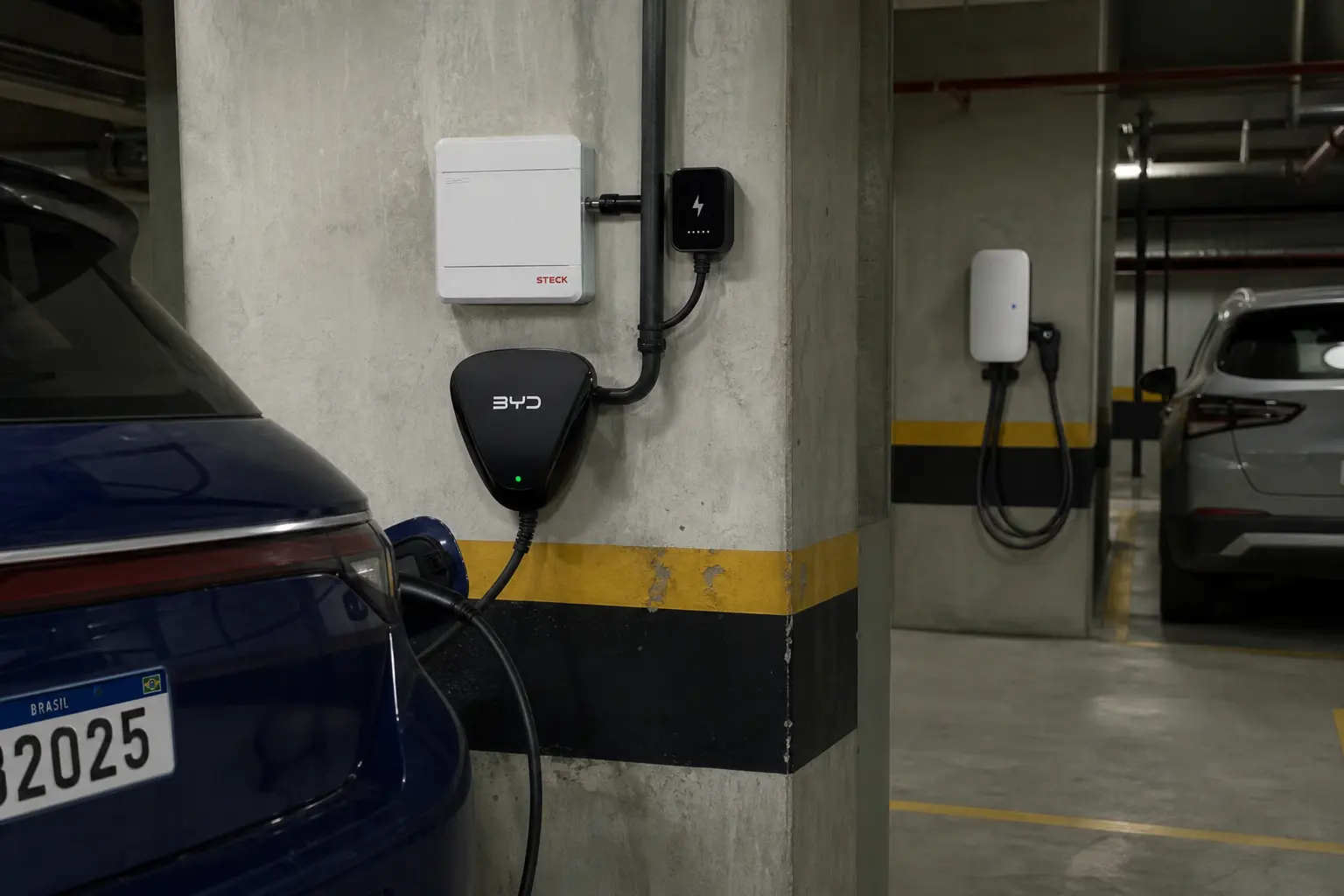 Carro elétrico carregando na garagem com sistema Use: quadro STECK, wallbox e controlador